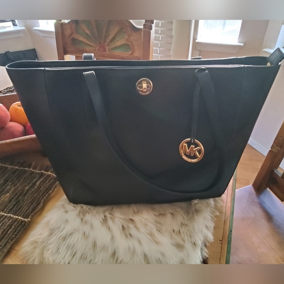 Michael Kors Handbags - Authentic Micahel Kors Rivington Large Tote SPECTACULAR